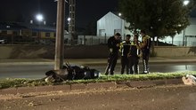 Sivas'ta motosiklet aydınlatma direğine çarptı: 2 yaralı