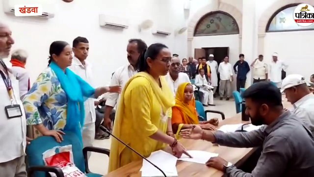 जन सुनवाई में फूटा आक्रोश... खंडवा जिपं सीईओ के सामने महिला ने फोड़ी चुडिय़ां, बिलखकर रोए बुजुर्ग