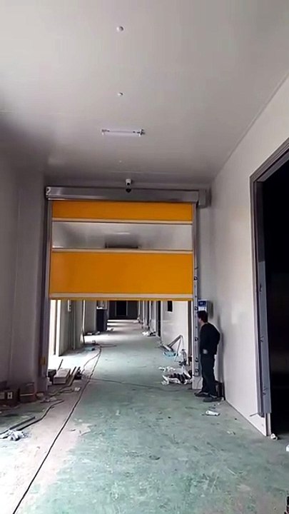 Which materials for cleanroom high-speed doors ensure easy cleaning and durability?
