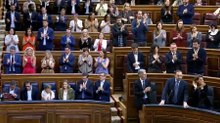 La ovación de los diputados socialistas a Sánchez recuerda a la que tributaron al condenado Ábalos