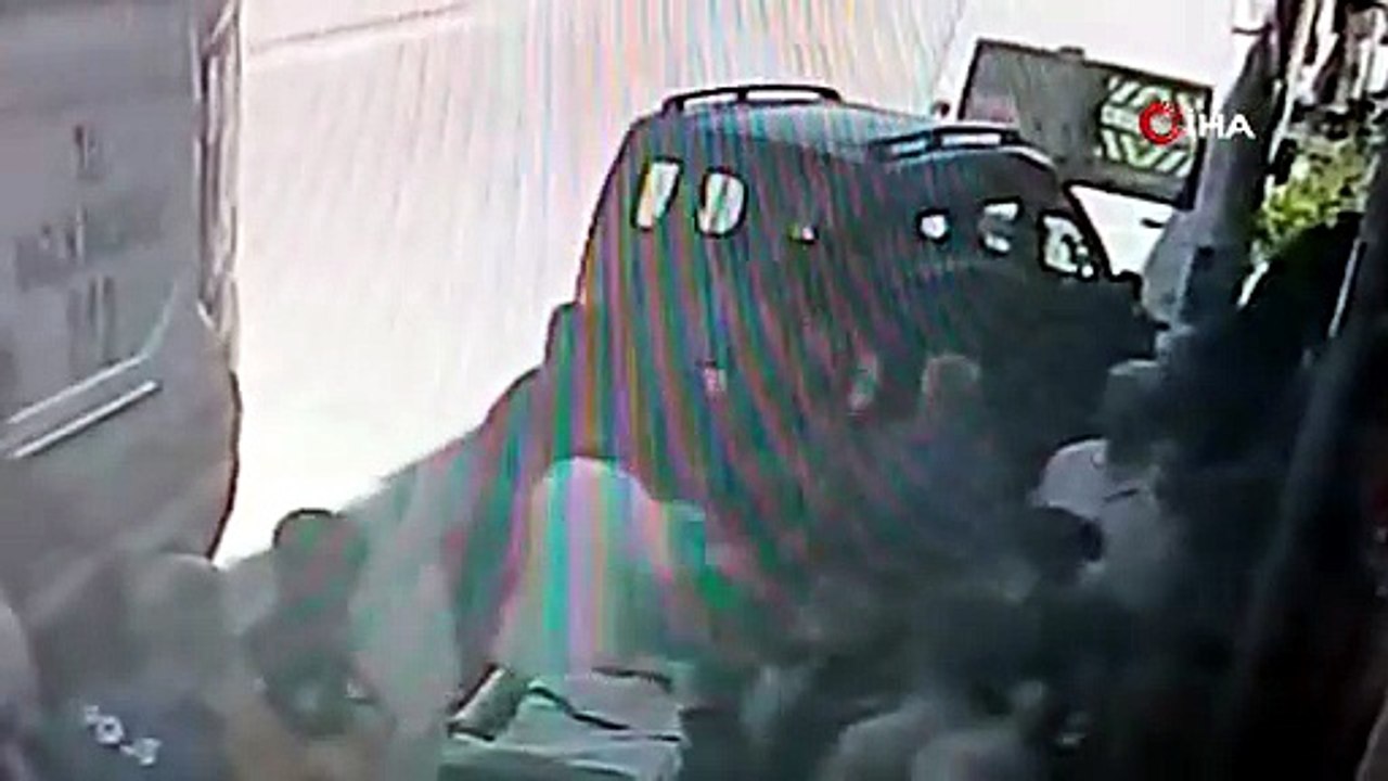 Tamir etmek istediği otomobilin altında kaldı