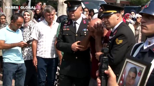 Şehit babası yürekleri dağladı, oğlunun tabutuna koşup öptü