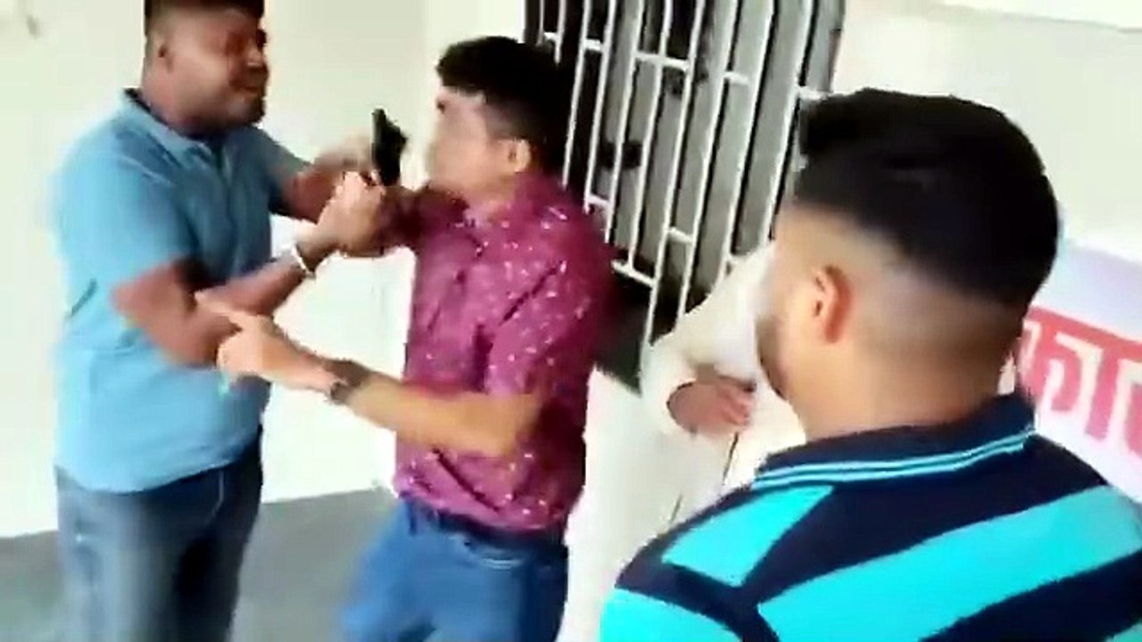 ये डाक्टर गन साथ में लेकर क्यों चलते हैं भाई इनका एक मामला शान्त नही होता दूसरा चालू हो जाता है। मामला पडरौना का है, जहाँ डॉक्टर कमलेश वर्मा पर एक बार फिर मरीजों के साथ हाथापाई और बदसलूकी करने का गंभीर आरोप लगा है।"  "हैरानी की बात ये है कि यह कोई पहली बा
