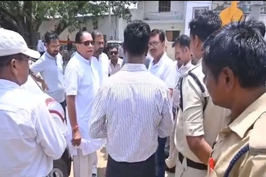 BJP Leader Threat Video: भाजपा नेता ने सूरजपुर तहसीलदार को दी धमकी, कहा- पहचानते नहीं या हमारी ताकत जानते नहीं हो, किसने मां का दूध पिया है…