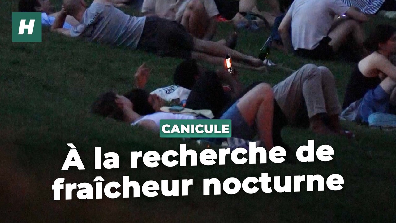 Ces Parisiens profitent des parcs et jardins ouverts toute la nuit pour faire face à la canicule