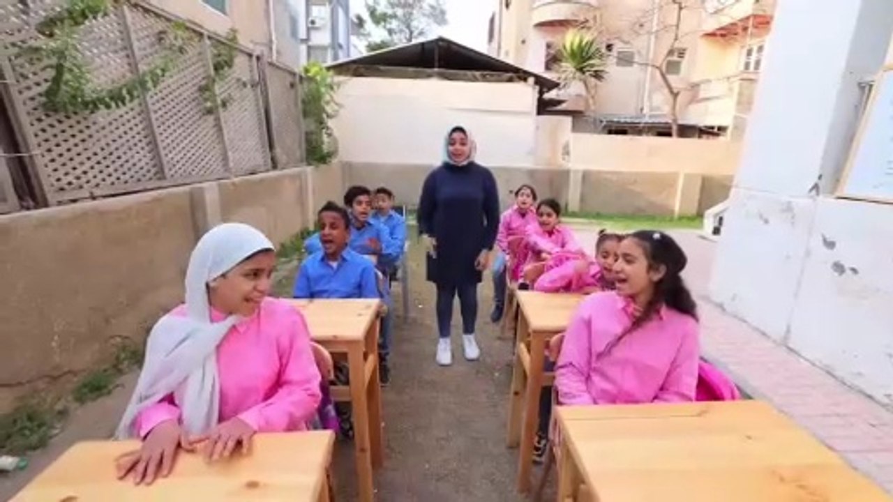 بنت صغيرة داخل المدرسة - شوف حصل أية