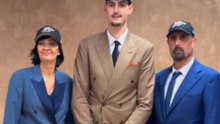 Aday Mara (2,21) habla tras su nº12 del Draft NBA y posa con su padre (2,01) y su madre (1,90)