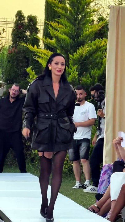🔵Zhaku si një konteshë e vërtetë e sfidon vetën si modele në pasarelë❤