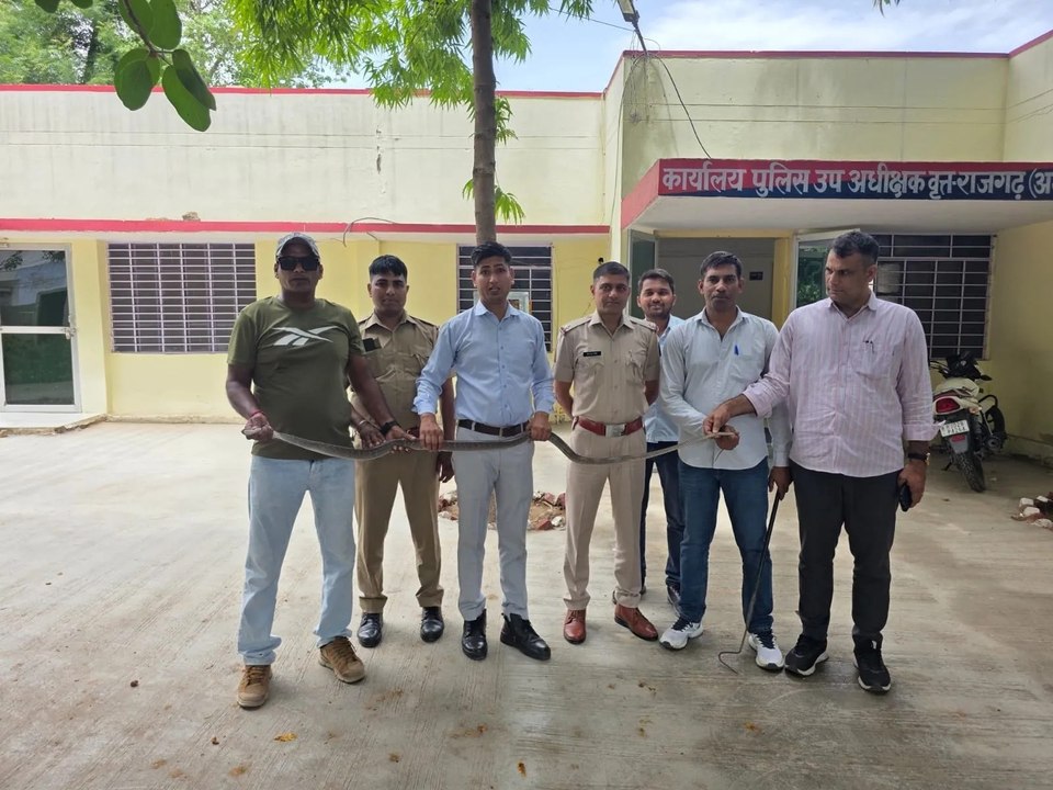 डीएसपी कार्यालय में घुसा सांप