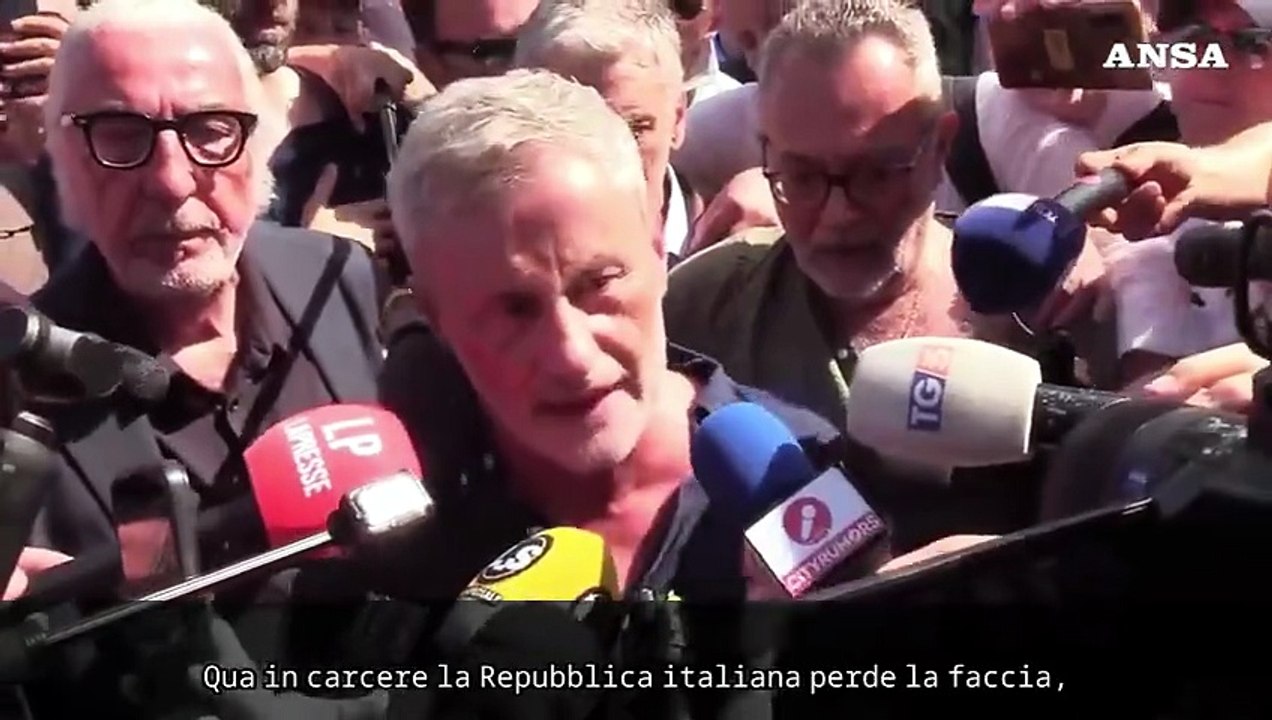 Alemanno esce da Rebibbia tra i cori: "Io in cella da innocente"