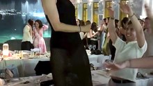 Η Βίκυ Καγιά στη Μύκονο: Το απόλυτο ελληνικό καλοκαίρι σε μερικά κλικ κι ένα τσιφτετέλι στο τραπέζι