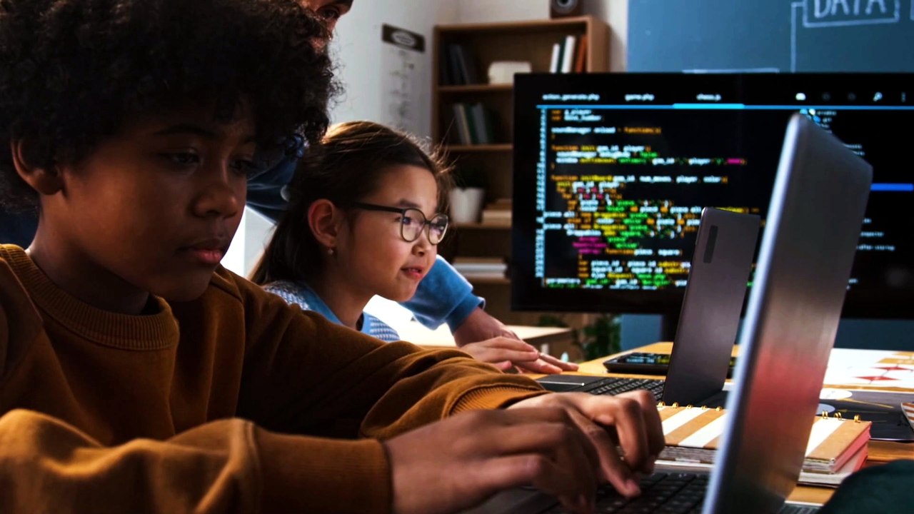 Se presenta un programa con base STEM para impulsar el talento joven