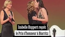 Isabelle Huppert reçoit le Prix d'honneur au Biarritz Film Festival des main de Marion Cotillard.