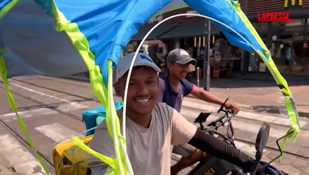 Milano, il caldo non ferma le consegne dei rider