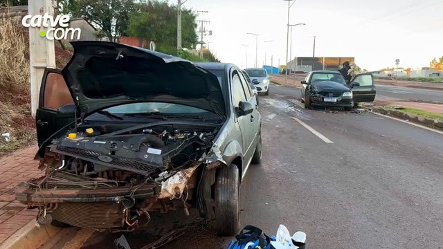 Duas pessoas ficam feridas em acidente entre carros no bairro Interlagos