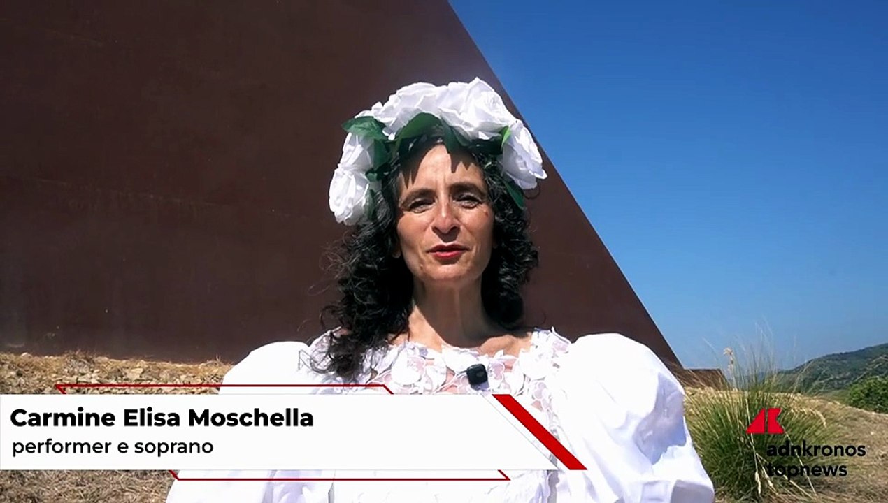 L’artista Carmine Elisa Moschella al Rito della Luce a Fiumara d’Arte: “Antonio Presti è il trait d’union che ci unisce tutti”