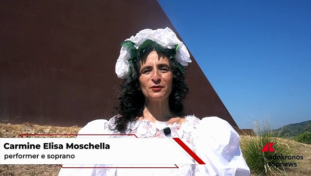 L’artista Carmine Elisa Moschella al Rito della Luce a Fiumara d’Arte: “Antonio Presti è il trait d’union che ci unisce tutti”