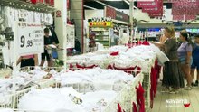 Las tiendas de Pamplona ya visten de blanco y rojo