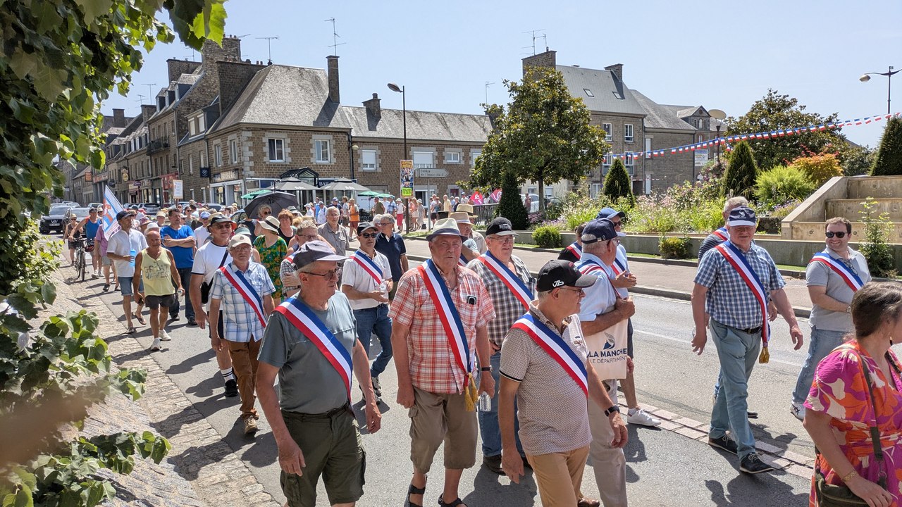 Elus et soignants et usagers manifestent contre la fermeture des urgences de nuit à Saint-Hilaire-du-Harcouët