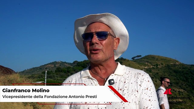 Gianfranco Molino al Rito della Luce a Fiumara d’Arte: “Il punto solstiziale della “Piramide - 38° parallelo” trovato grazie allo sportello di una 500”