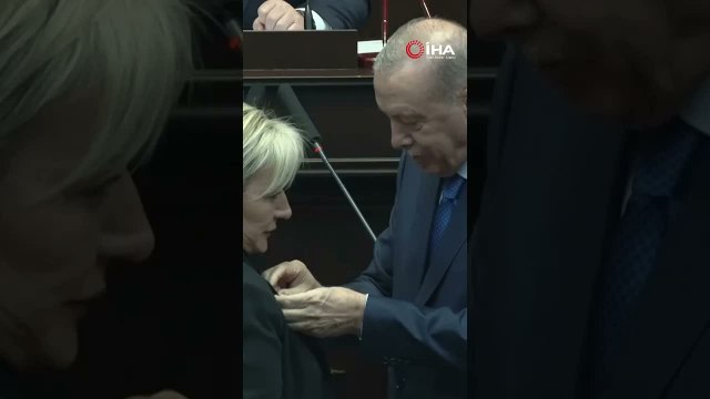 CHP'den istifa etti AK Parti'ye Katıldı, Nimet Özdemir'in Rozetini Cumhurbaşkanı Erdoğan taktı