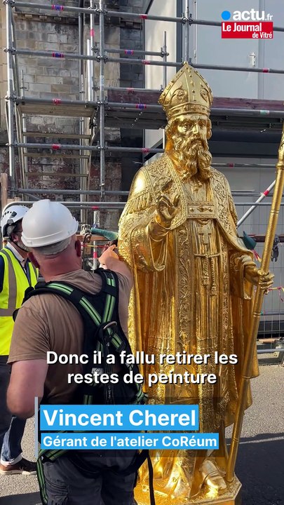 Cette statue recouverte de 2 000 feuilles d'or regagne le sommet de l’église Saint-Martin à Vitré