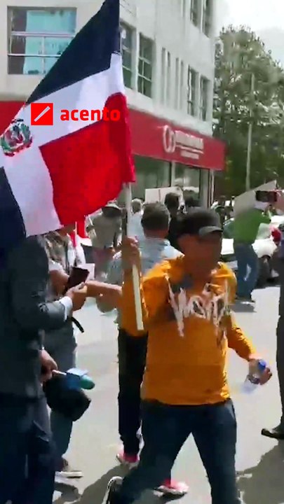 Policía impide marcha de la ANPA hacia el Palacio Nacional; manifestantes denuncian uso de bombas lacrimógenas