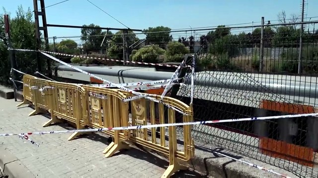 Un coche cae a las vías del tren en Sabadell desde más de cuatro metros de altura