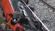 Un coche cae a las vías del tren en Sabadell desde más de cuatro metros de altura