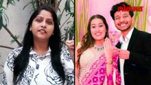 भर उन्हात हुडी, कानात हेडफोन, एकमेकांना इशारे