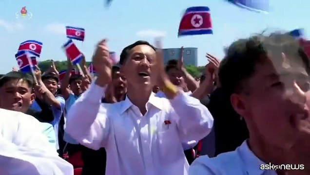 Nordcorea, Kim Jong-un con un cappello giallo vara cacciatorpediniere