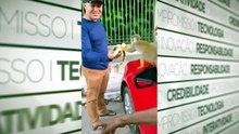 Grupo de pessoas é flagrado alimentado os macacos no Bosque