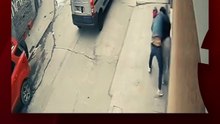 Conmoción en Lomas de Zamora: investigan el violento intento de secuestro de una menor captado por cámaras en la provincia de Buenos Aires.