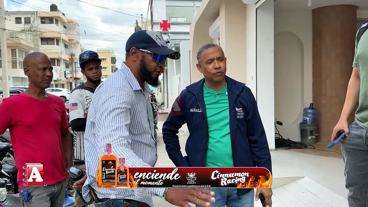 Alcalde Alex Díaz interviene obra por obstrucción de aceras en SFM