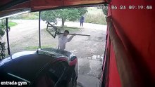 En La Plata, destrozaron un auto y el frente de una vivienda a piedrazos tras un conflicto familiar