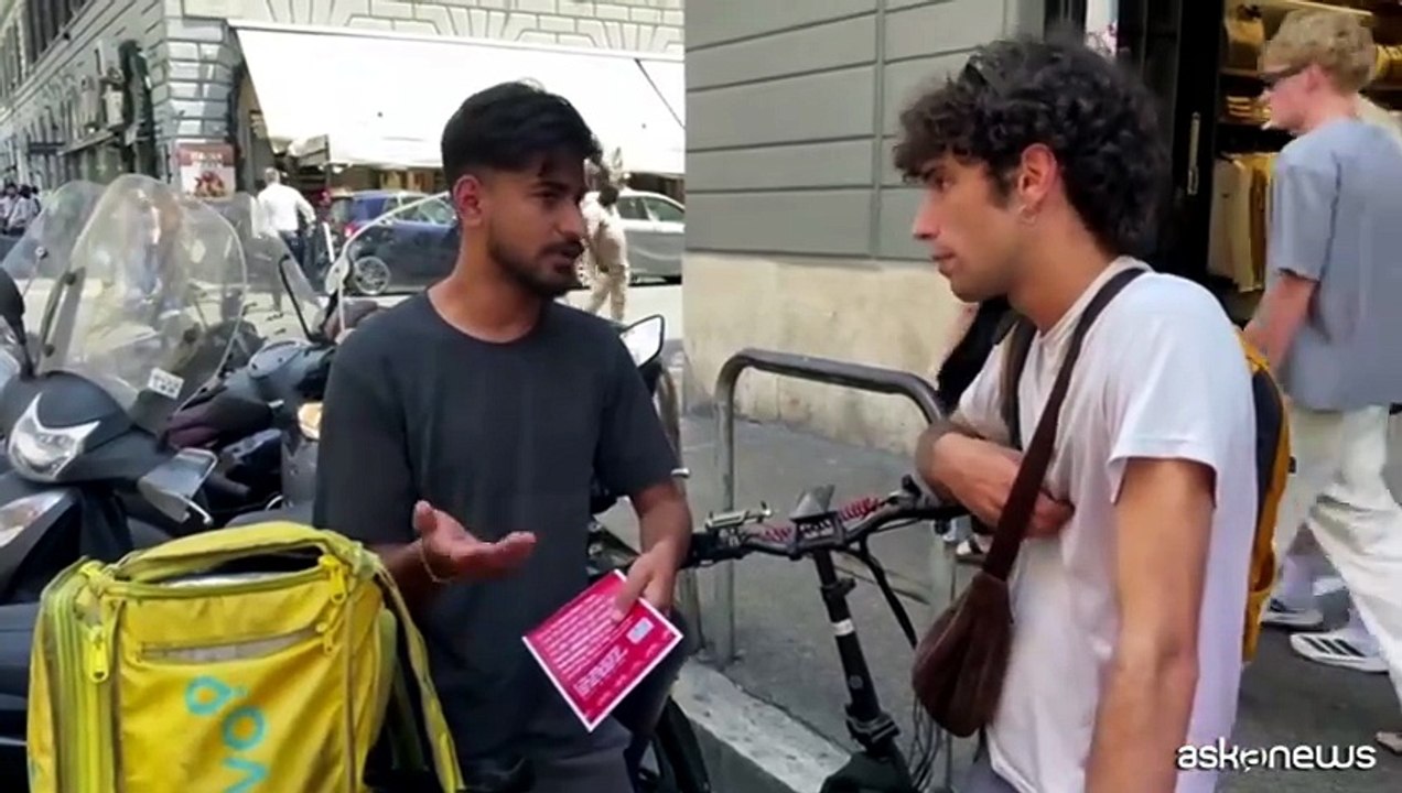 L'allarme caldo a Roma non ferma i rider: "Se ti fermi guadagni meno"