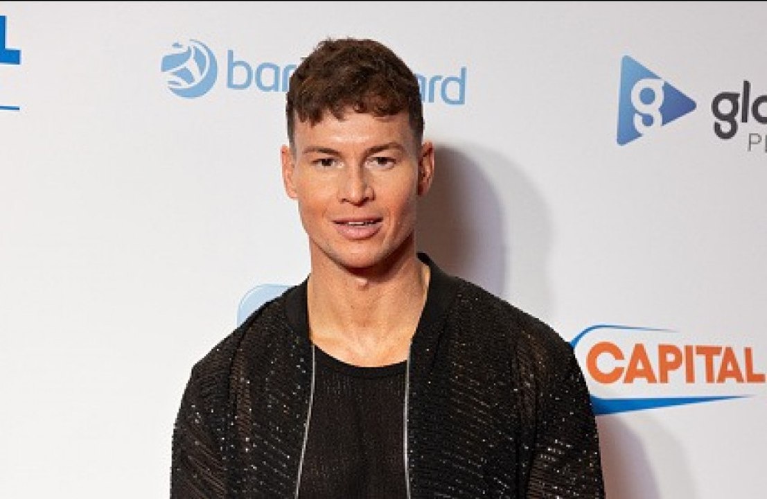 Joel Corry spricht mit Jennifer Lopez über neue Musik