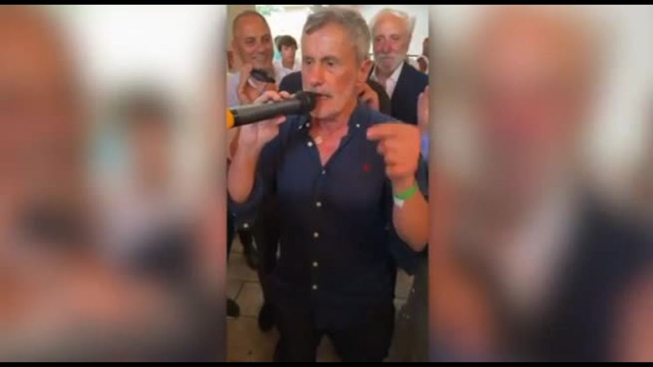 Alemanno si fa mettere al collo la croce celtica di Paolo Di Nella