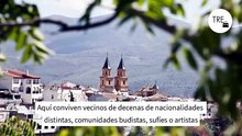 El pueblo más pintoresco de Granada: medieval, hippy y con una de las mayores comunidades budistas de Europa