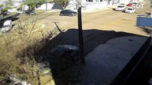 Câmera flagra colisão entre T-Cross e Argo em cruzamento com semáforo no Bairro Neva em Cascavel