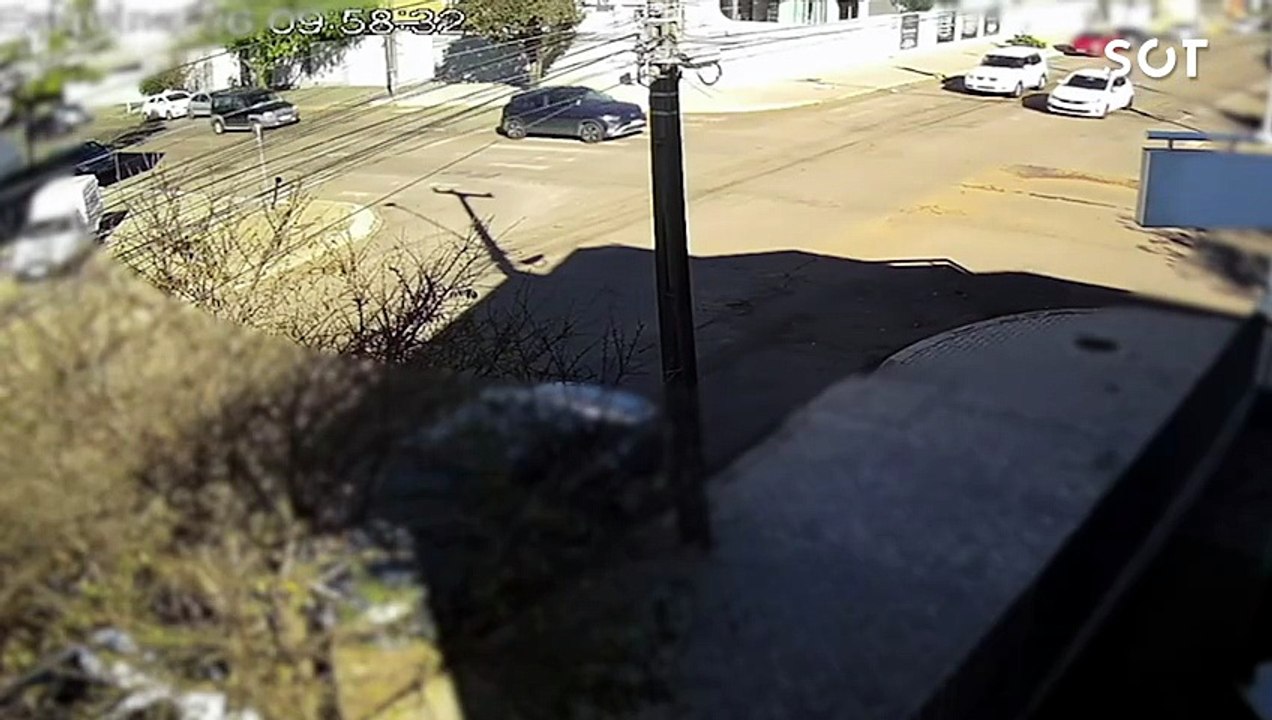 Câmera flagra colisão entre T-Cross e Argo em cruzamento com semáforo no Bairro Neva em Cascavel