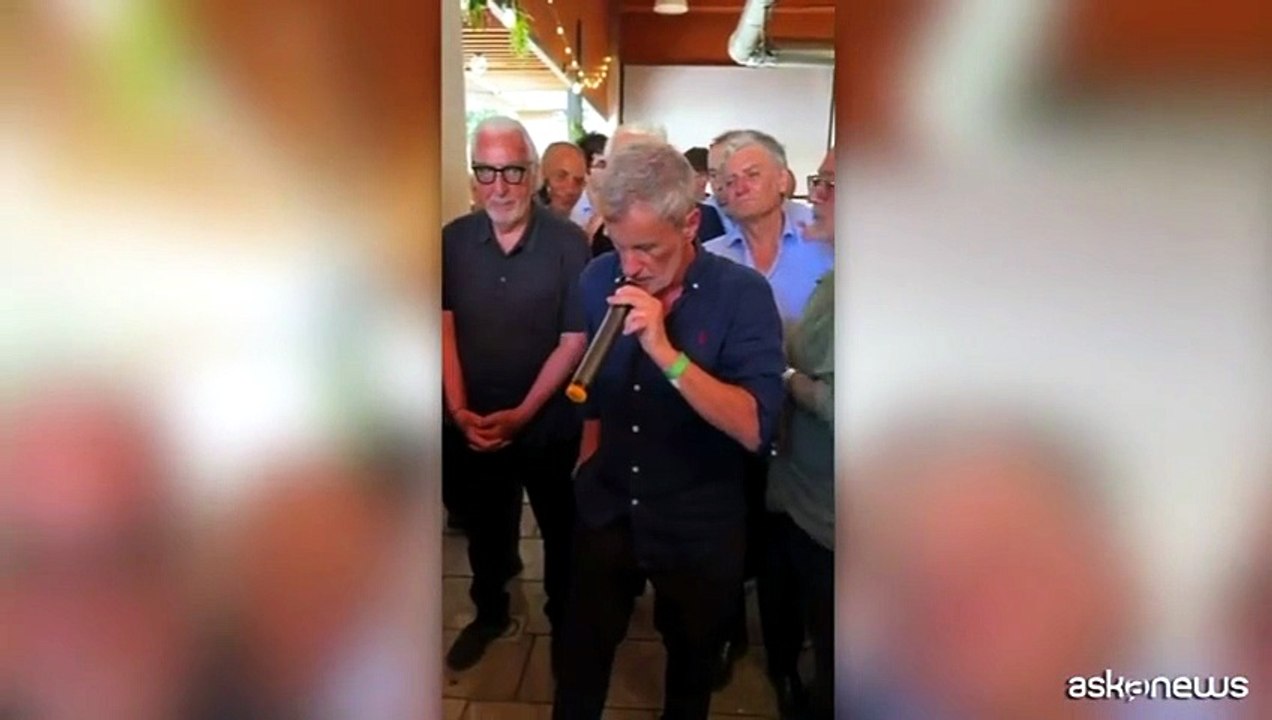 Alemanno si fa mettere al collo la croce celtica di Paolo Di Nella