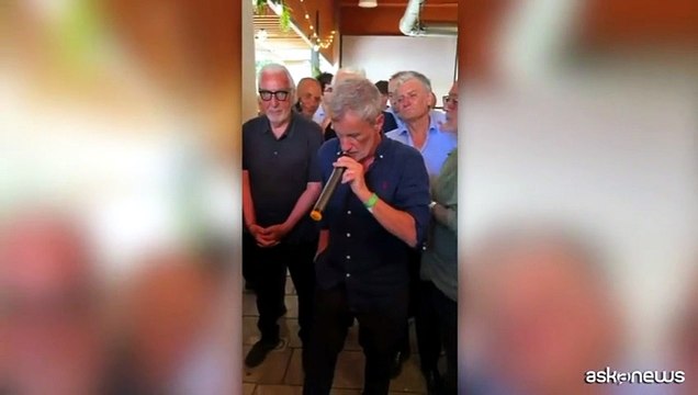 Alemanno si fa mettere al collo la croce celtica di Paolo Di Nella