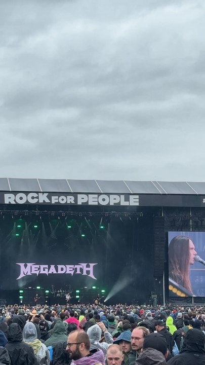 An Epic Performance: Megadeth Plays 'Sweating Bullets' for a Massive Crowd