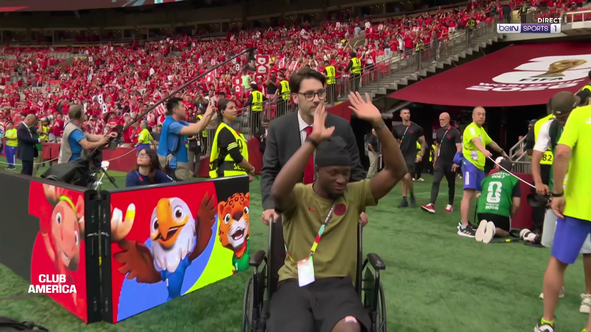 Coupe du Monde 2026 : En chaise roulante, Ismaël Koné ovationné à Vancouver après sa grave blessure