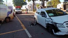 Mulher fica ferida em acidente entre carro e van no Jardim Porto Alegre, em Toledo
