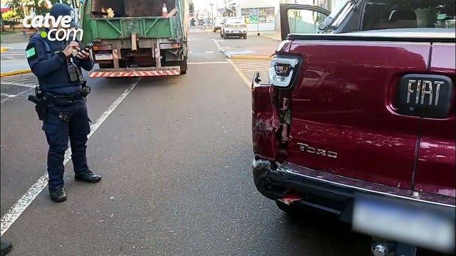 Caminhão de coleta de lixo e caminhonete se envolvem em acidente no Centro de Toledo