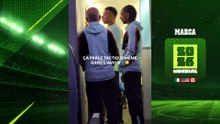 Mbappé y Olise analizan la táctica de la seleccion francesa en el avión junto a Guy Stephan en el avión tras el triunfo ante Irak