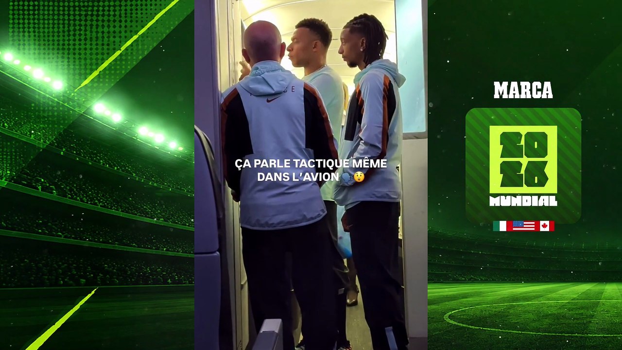 Mbappé y Olise analizan la táctica de la seleccion francesa en el avión junto a Guy Stephan en el avión tras el triunfo ante Irak