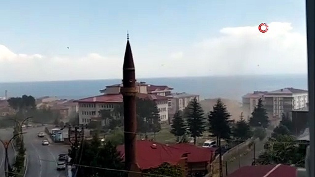 Ahlat'ta şiddetli rüzgar ile birlikte hortum çatıları uçurdu